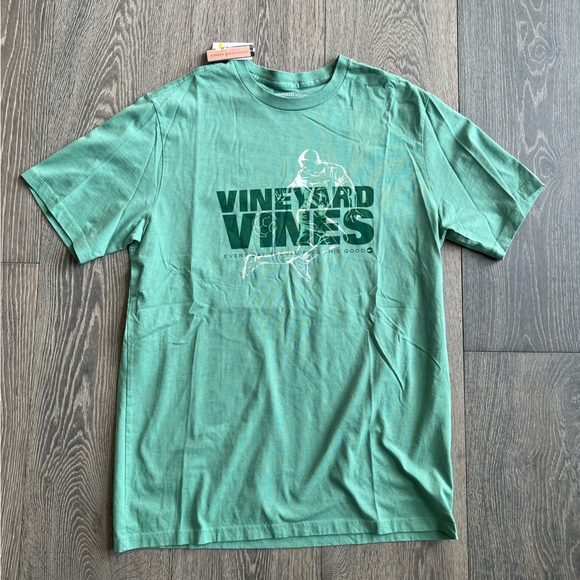 Vineyard Vines Short Sleeve Graphic Tee Rainbow Kick in Starboard Green - Picture 1 of 6